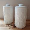 Deux pots en opaline blanche
