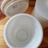 Deux pots en opaline blanche – Image 3