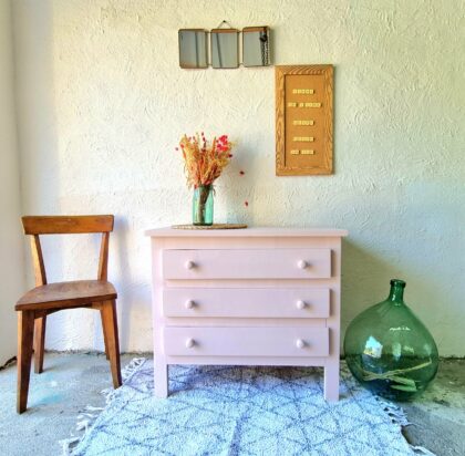 Commode rose poudré